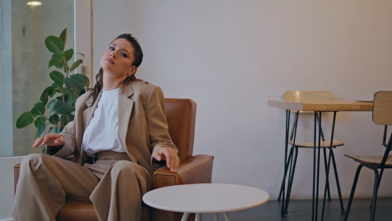 chica de lujo relajándose en el vestíbulo oficina moderna sola hermosa elegante mujer de negocios