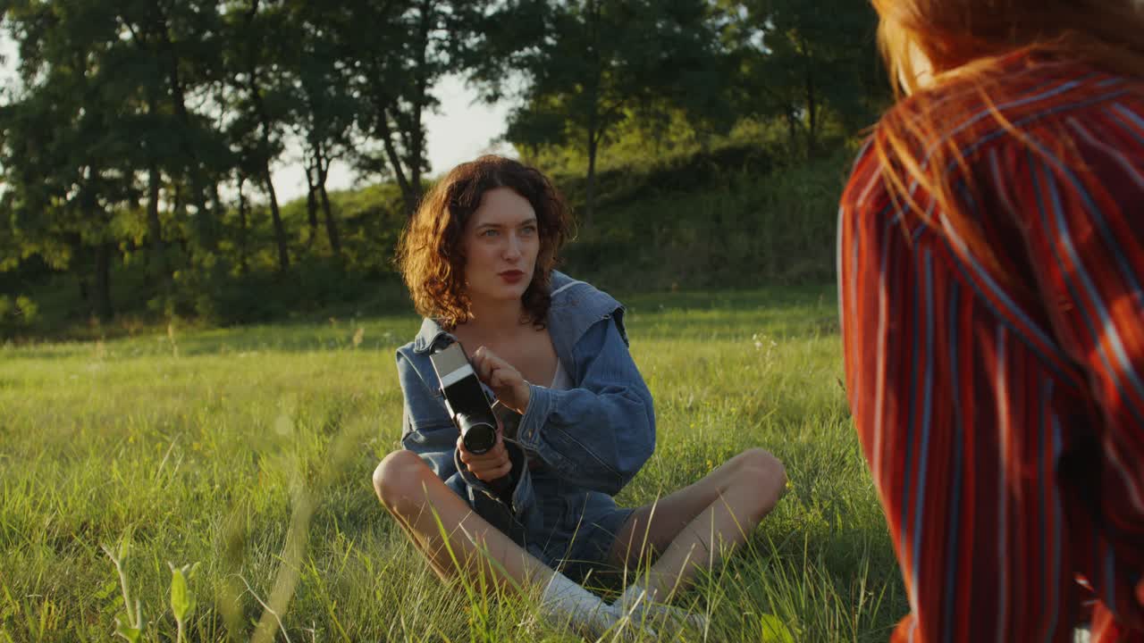 mujer tomando fotos en un campo