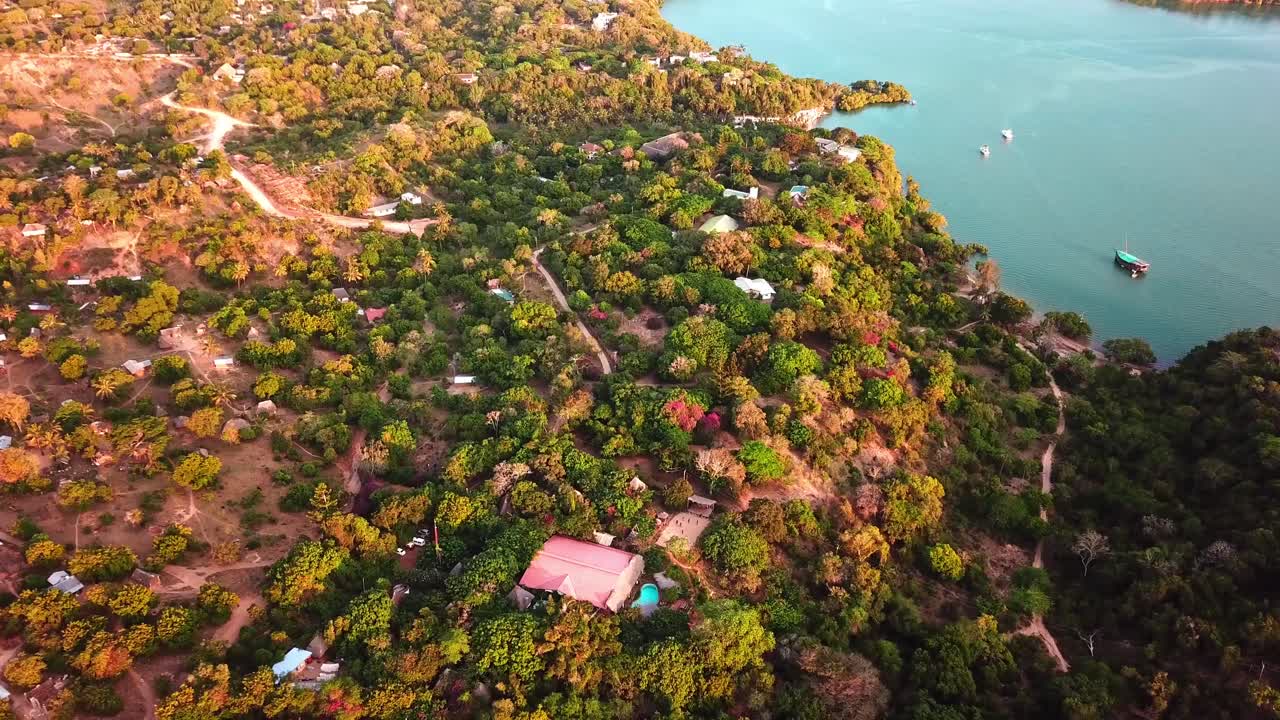 vista de pájaro de la bahía de kilifi rodeada de exuberante vegetación en kenia - toma aérea de drones
