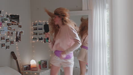 Una-Adolescente-Feliz-Bailando-En-El-Dormitorio-Con-Música-Disfrutando-Celebrando-El-Fin-De-Semana-Divirtiéndose-Cantando-En-Pijama-En-Casa