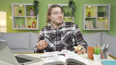el estudiante está bailando.
