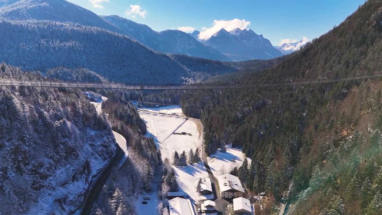 Ponte sospeso Highline 179 nelle montagne austriache innevate.