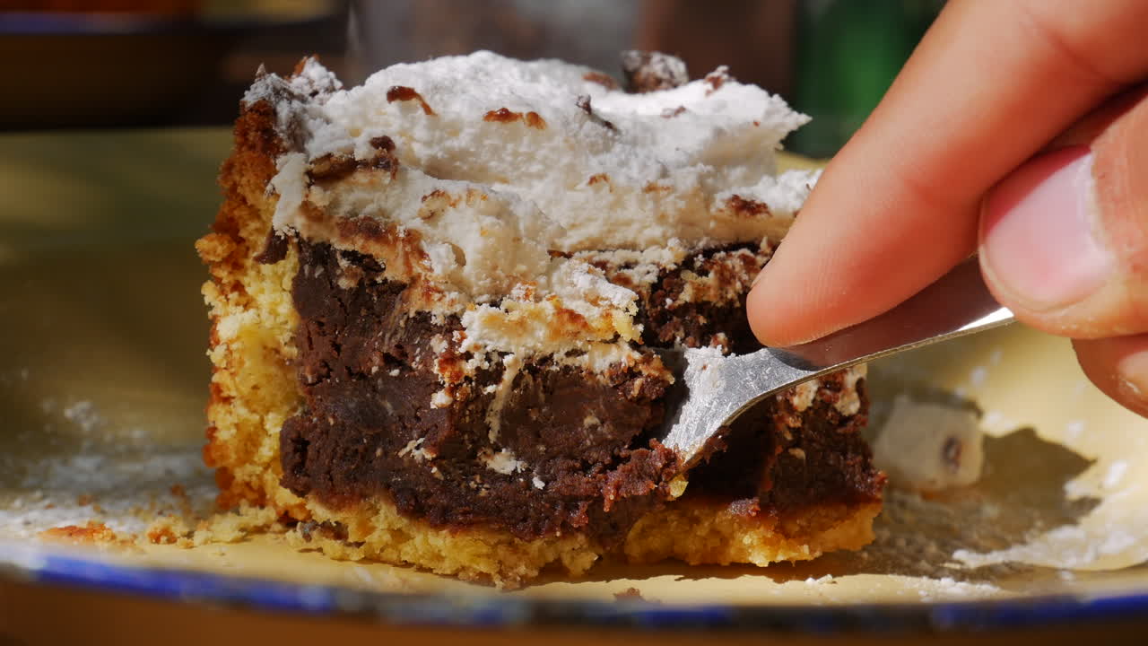 포크로 초콜릿 케이크 절단 조각