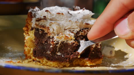 cortar un trozo de pastel de chocolate con un tenedor