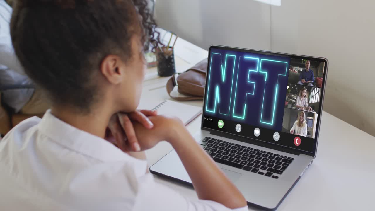 video de una mujer biracial haciendo una videollamada en portátil con diversos compañeros de trabajo