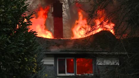 Hausdach-Steht-In-Flammen-Und-Brennt-Nieder