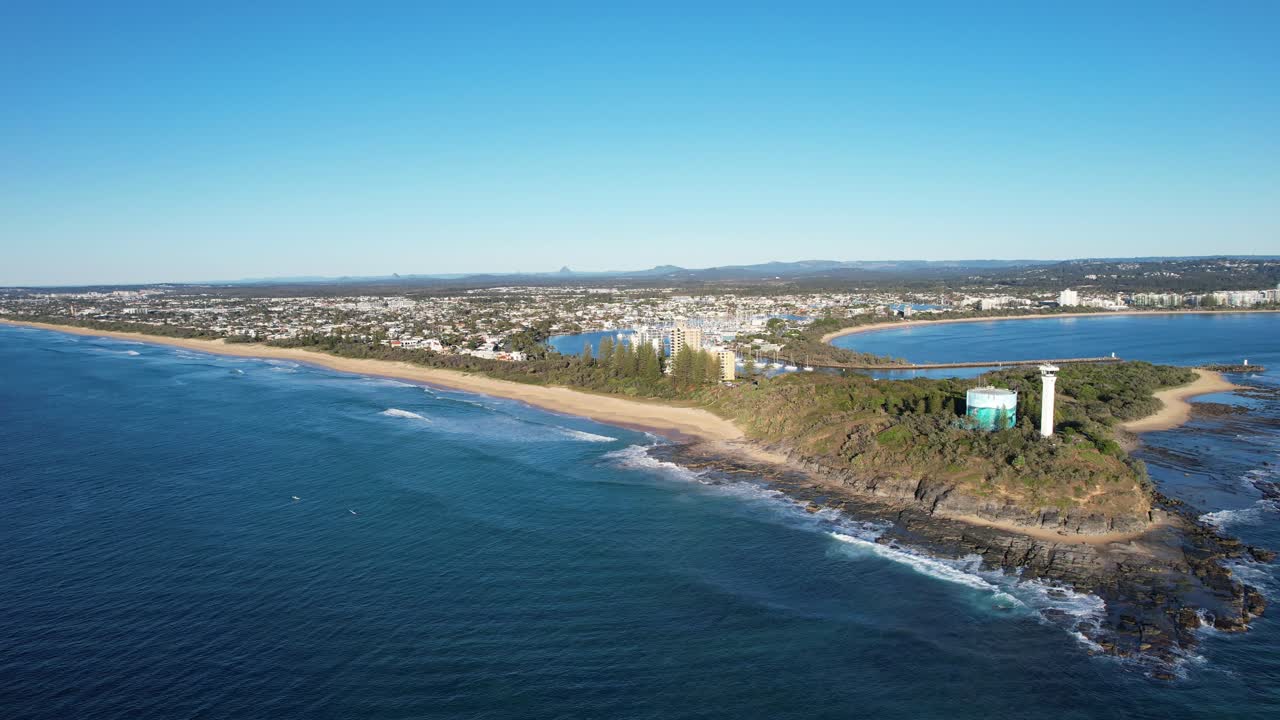 el faro de point cartwright marca la entrada al canal del noroeste en queensland, australia