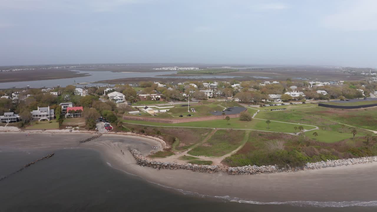 Ampia ripresa aerea con avvicinamento dello storico Fort Moultrie lungo il porto di Charleston sull'isola di Sullivan, Carolina del Sud.