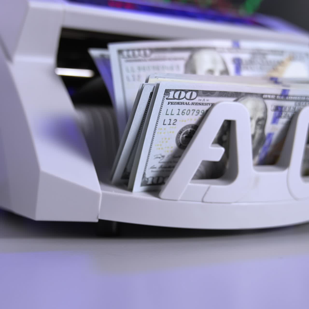 Finansiell bankmaskin for telling av dollar. Valutaberegning av bankbetalinger