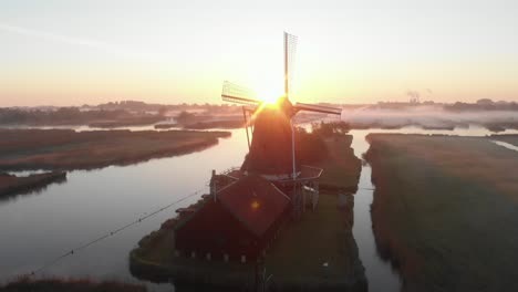 Der-Prinsenhof-Westzaan-Mit-Der-Sonnenaufgangs-drohnenantenne-In-4k