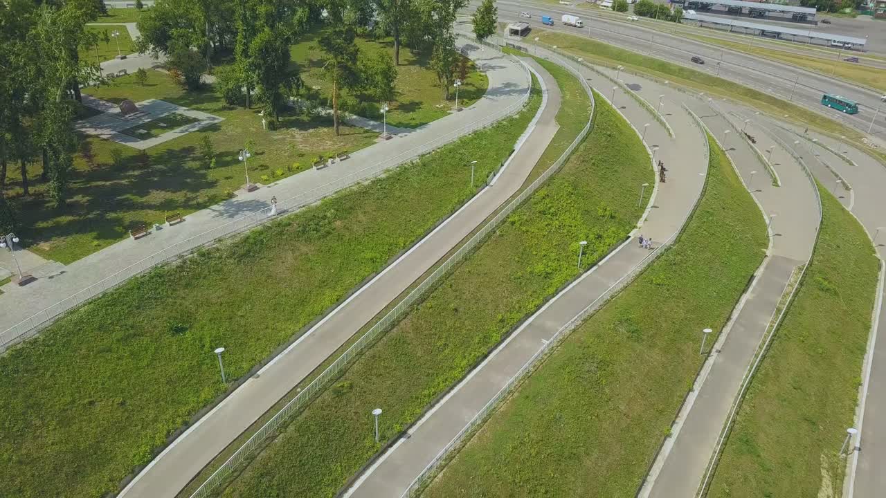 просто супружеская пара в зеленом парке на каскад-хилл верхний вид