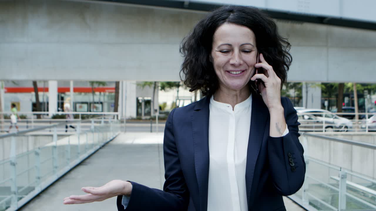 mujer de negocios de contenido hablando por teléfono celular