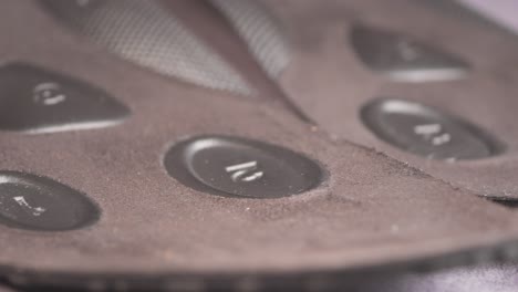 primer plano de las suelas negras de los zapatos