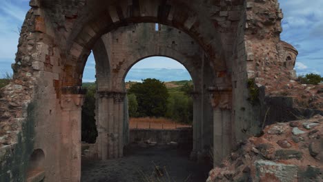 Volando-A-Través-De-La-Antigua-Abbazia-Di-San-Bruzio,-Una-Ruina-Dañada-De-Una-Iglesia-Abacial-De-Un-Monasterio-Medieval-Abandonado-En-La-Toscana-Del-Siglo-XI-Rodeada-De-Olivos-En-Italia