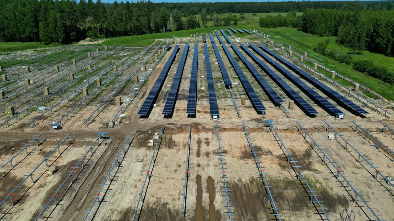 paisaje aéreo panorámico de paneles solares, campos de energía limpia, bosque aislado