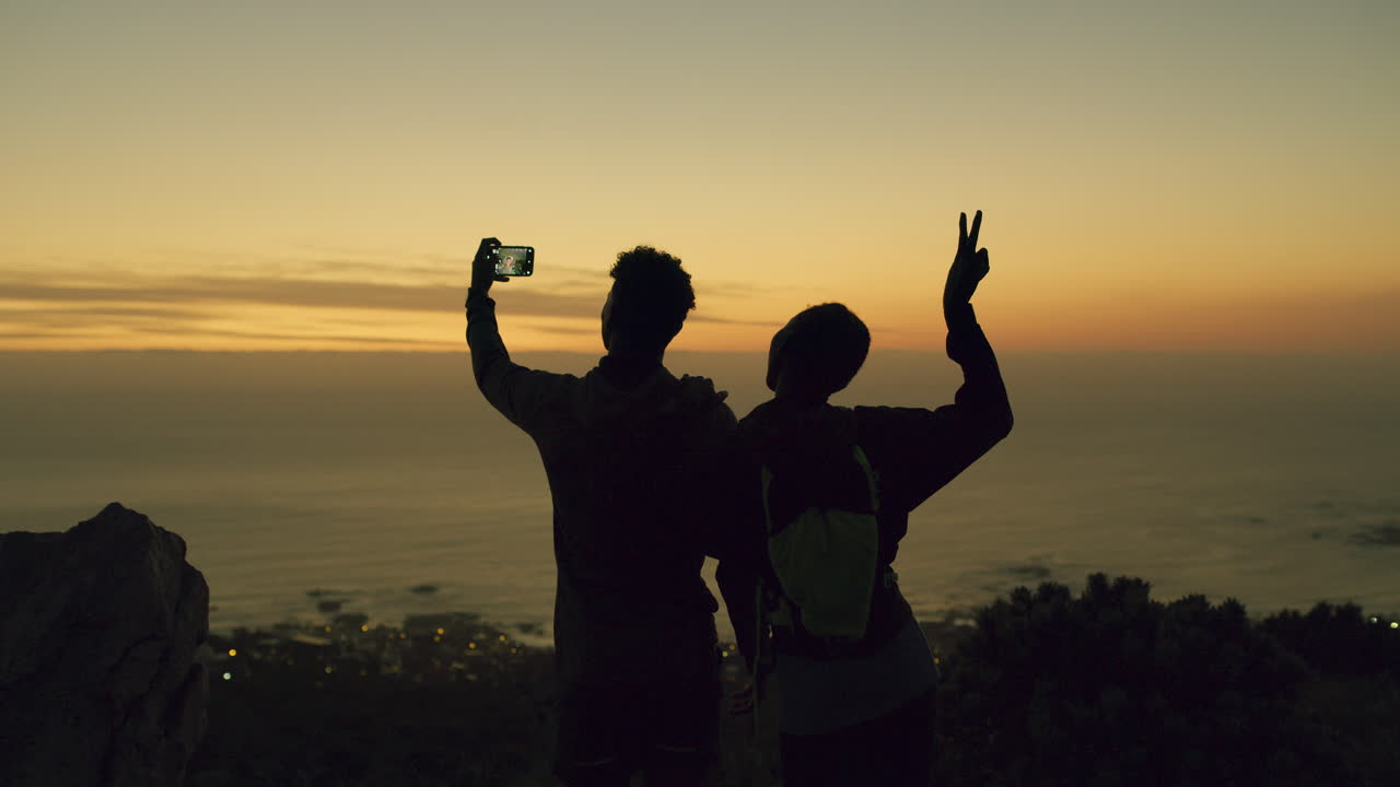 Pareja haciéndose un selfi al atardecer