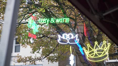 Christmas-Lights-Above-a-Market-Stall-in-the-UK