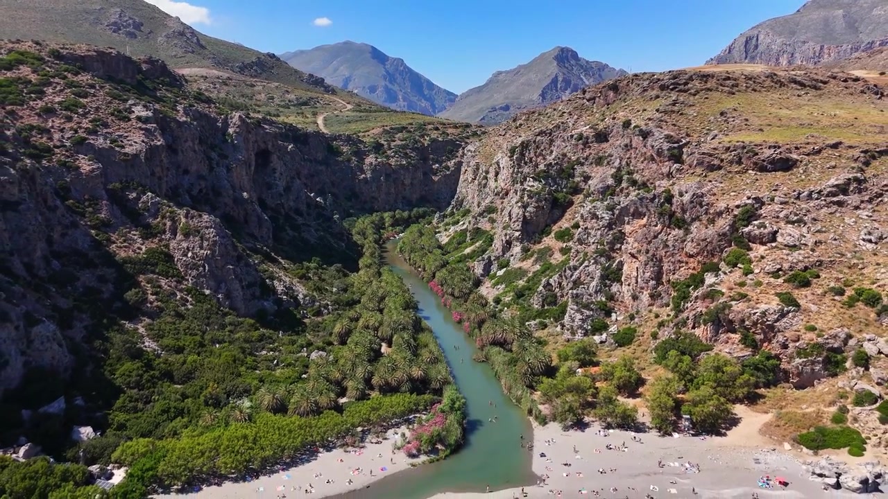 Il fiume Megalopotamos attraversa la gola di Preveli tra Kouroupa e Xiro Oros, con aspre creste calcaree e vette montuose a Rethymno, Creta, Grecia, ripresa aerea con drone in allontanamento