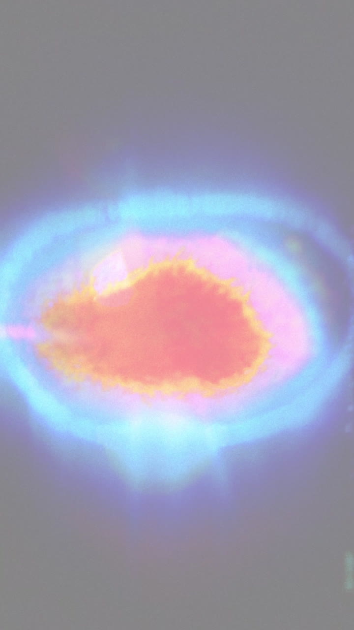 Anello di energia luminoso astratto che si espande e pulsa