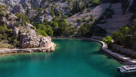 Famosa-Bahía-Remota-En-Croacia,-Punto-De-Acceso-Turístico,-Plataforma-Rodante-Aérea-En-Un-Día-Soleado