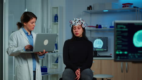 médico especialista en neurología tomando notas en el portátil