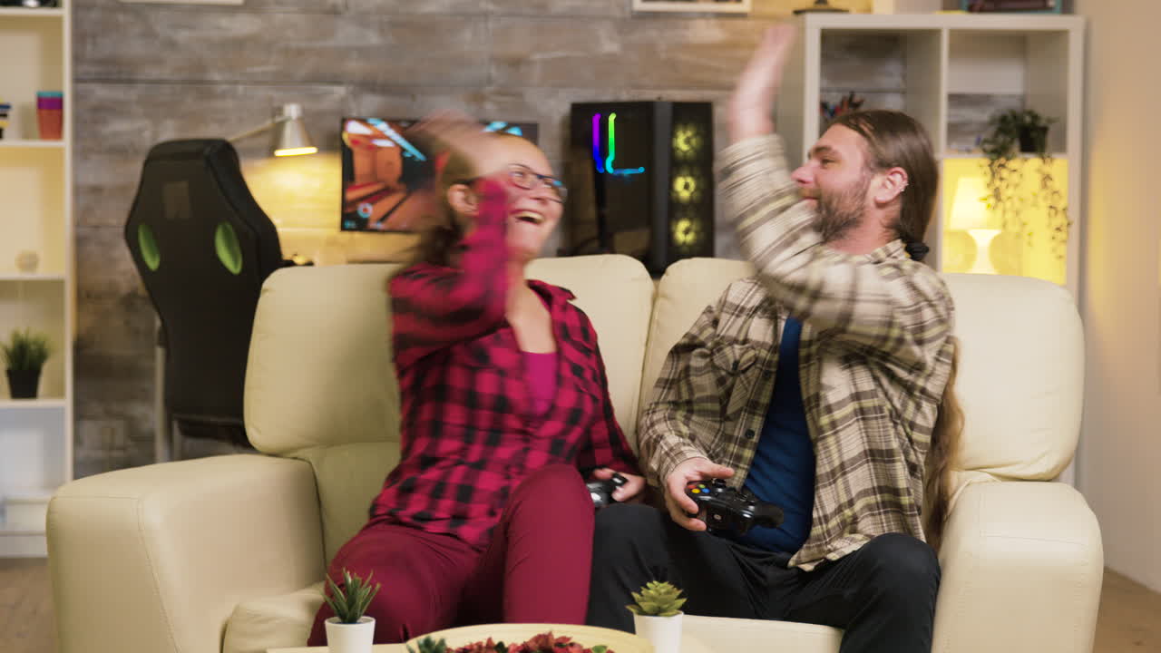 Pareja jugando en el sofá