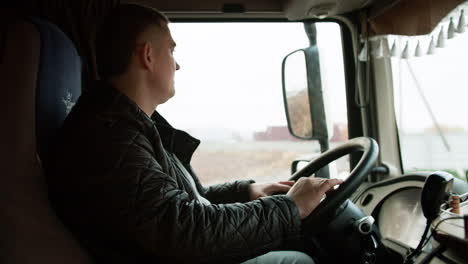 Hombre-Conduciendo-Un-Camion