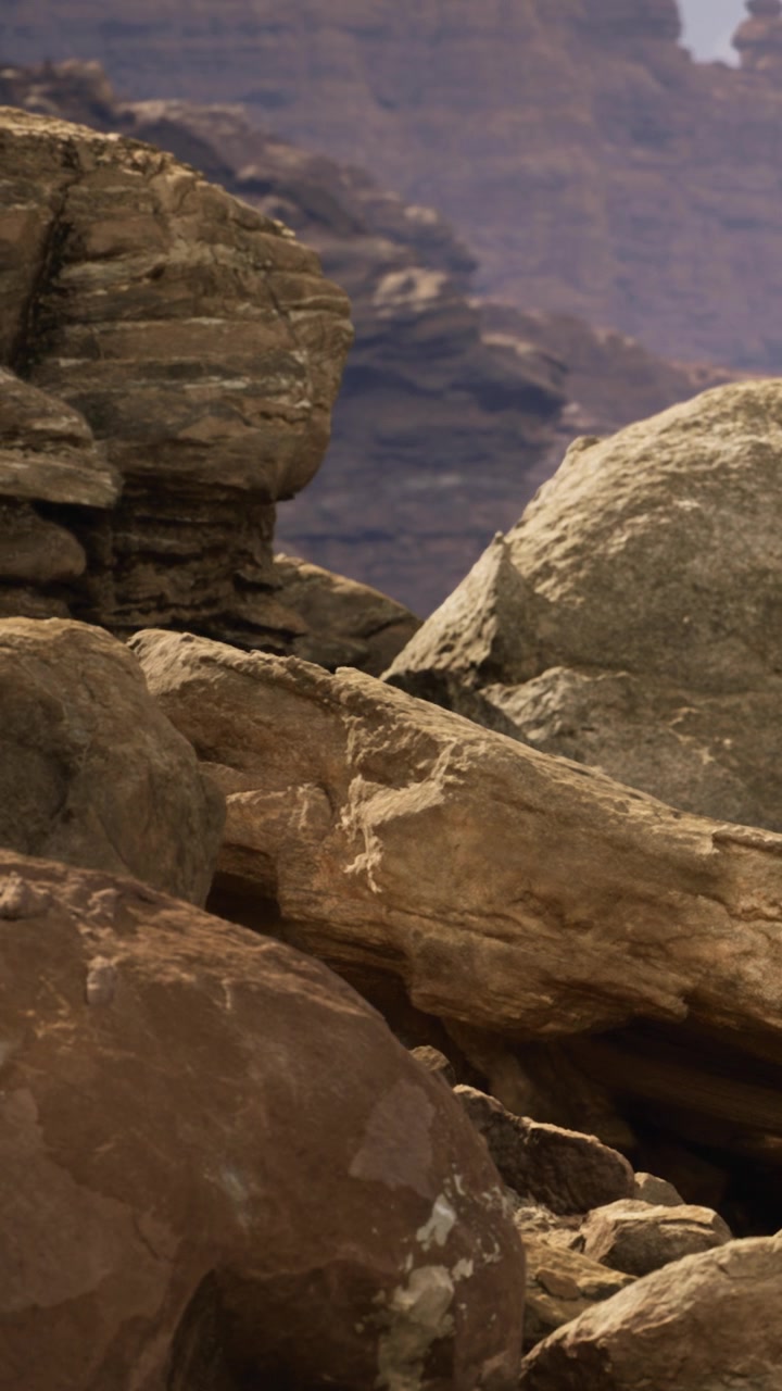 Formazioni rocciose e paesaggio vicino a un canyon di giorno
