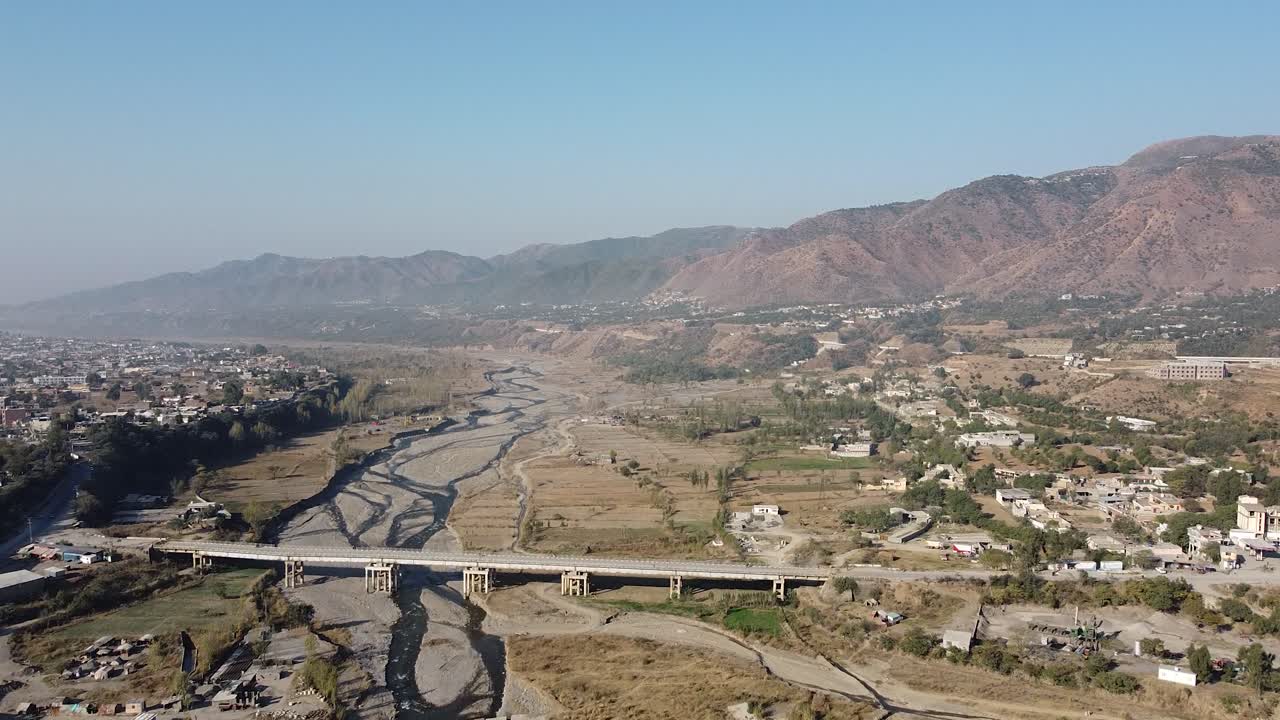 imágenes que muestran cuán seco está el río debajo del puente principal de havelian en pakistán que conecta la ciudad con la ciudad de abbottabad en la provincia de khyber pakhtunkhwa