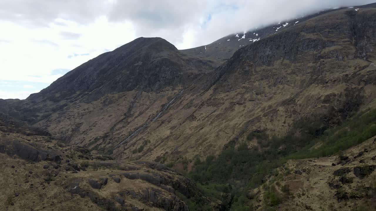 hermoso y dramático paisaje ubicado en las tierras altas escocesas, que rodea el majestuoso pico de ben nevis