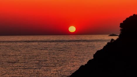 een cinematografische luchtfoto van het eiland kefalonia in griekenland