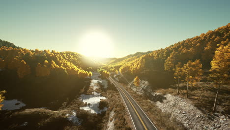 camino de montaña de otoño con amanecer