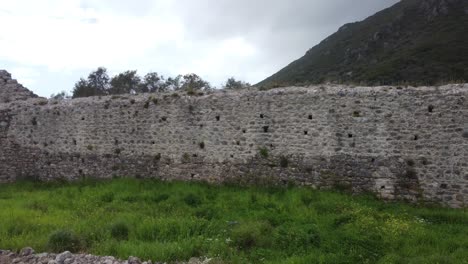 Spektakuläre-Luftaufnahme,-Panoramakurvenflug,-Drohnenaufnahmen-In-Den-Burgruinen-Einer-Byzantinischen-Festung-Aus-Dem-13.-Jahrhundert,-Wilde-Natur,-Korfu,-Griechenland,-4K-Filmansicht-Von-Oben-Von-Philipp-Marnitz,-Frühjahr-2022