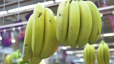 una rebanada de plátano colgada en una tienda minorista