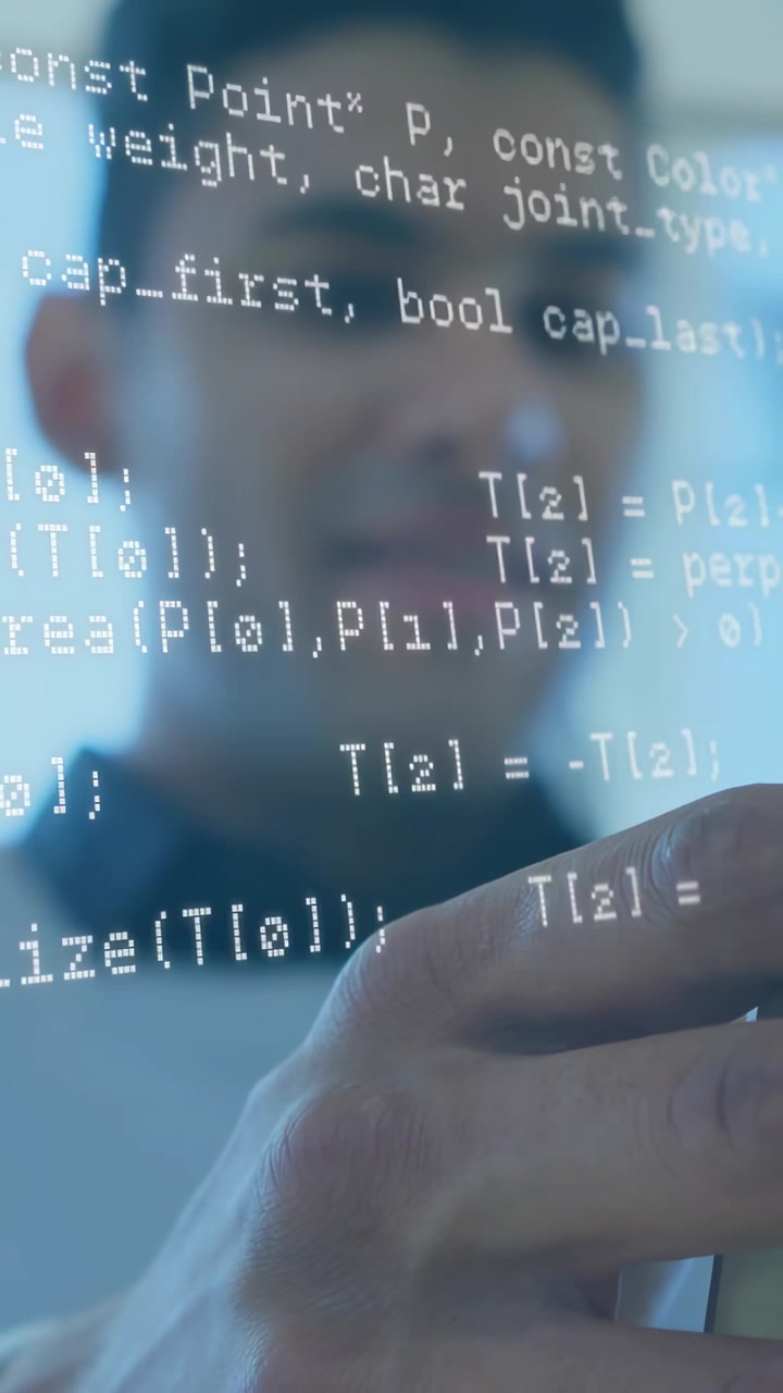 Man houdt touchscreen-apparaat vast, tikt en scrolt door code-overlay, beoordeelt en test software.