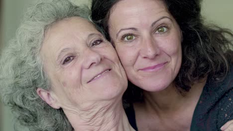 dos mujeres maduras sonrientes mirando a la cámara.