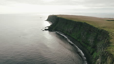 Paso-Elevado-Lento-Sobre-El-Océano-Atlántico-A-Lo-Largo-De-Los-Acantilados-De-La-Isla-Grimsey,-Círculo-Polar-ártico