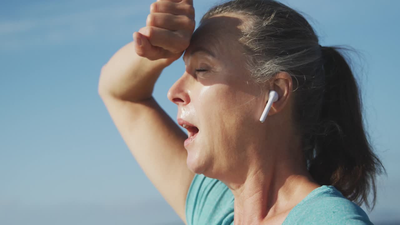 달리기 후 피곤 한 노인 여자