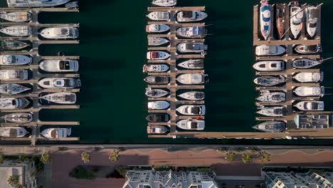 vista de arriba hacia abajo de yates en la marina, marina del rey, los ángeles, california - toma de avión no tripulado