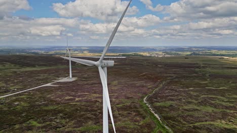 parque eólico situado en los páramos del oeste de yorkshire sobre halifax, tomado con un dron