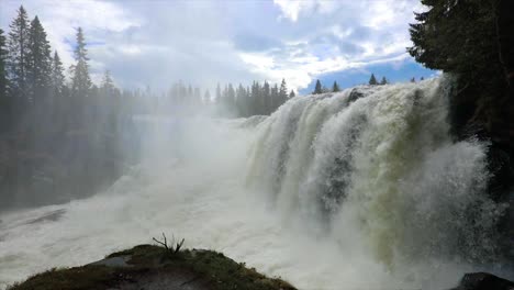 Zeitlupenvideo-Der-Wasserfall-Ristafallet-Im-Westlichen-Teil-Von-Jämtland-Gilt-Als-Einer-Der-Schönsten-Wasserfälle-Schwedens.