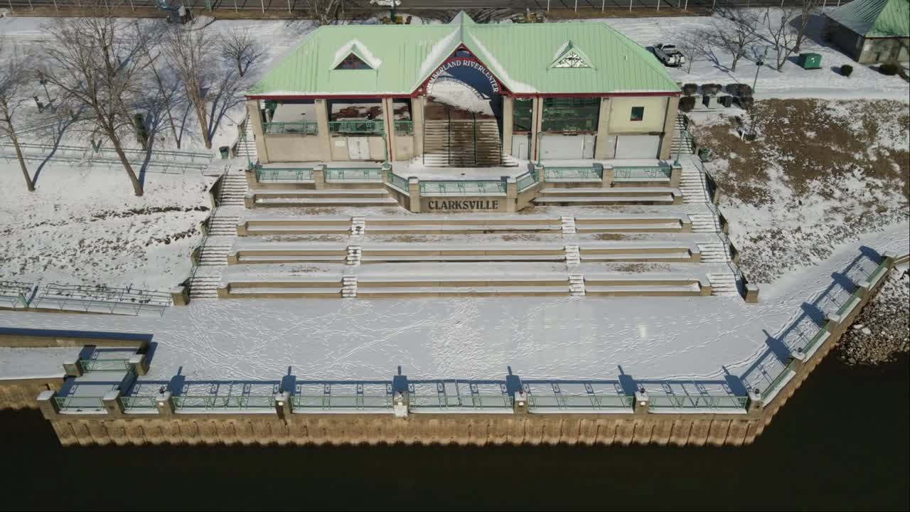 Drone flyaway footage of McGregor Park in the snow, on the Cumberland River in Clarksville Tennessee