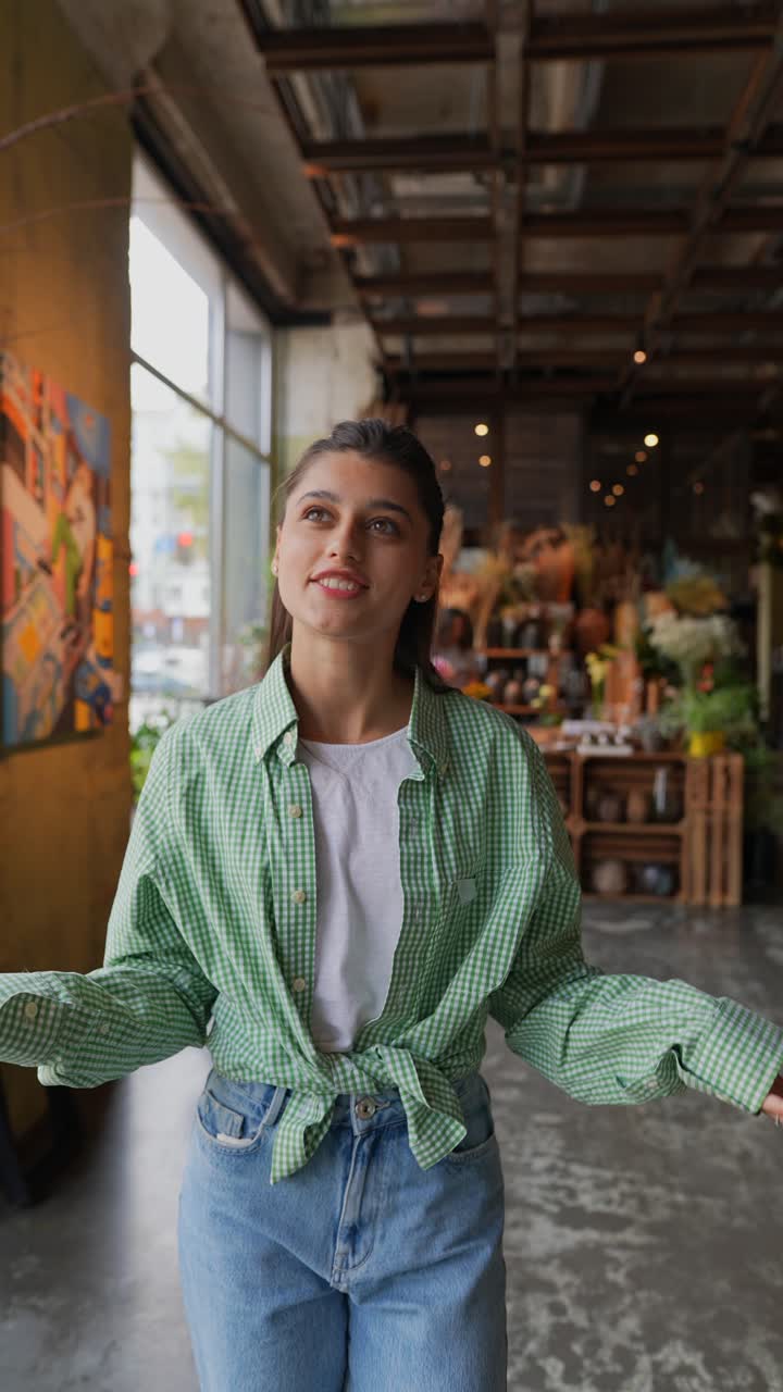 mujer comprando en una tienda de flores