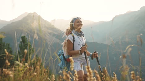 Mujer-Rubia-Con-Rastas-Haciendo-Senderismo-Al-Atardecer-Sonríe,-Benasque,-España,-Plano-Medio