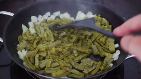 comida de cactus frita con cebolla por el cocinero