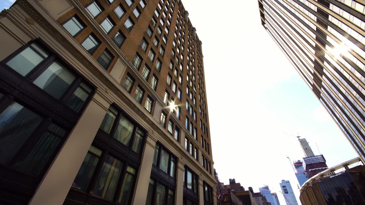뉴욕 뉴욕 맨해튼 초고층 빌딩의 낮은 각도 영상