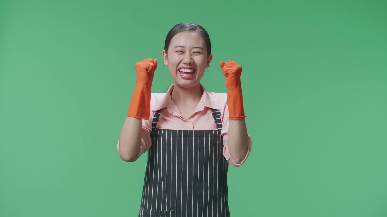 청소 작업 을 축하 하는 여자