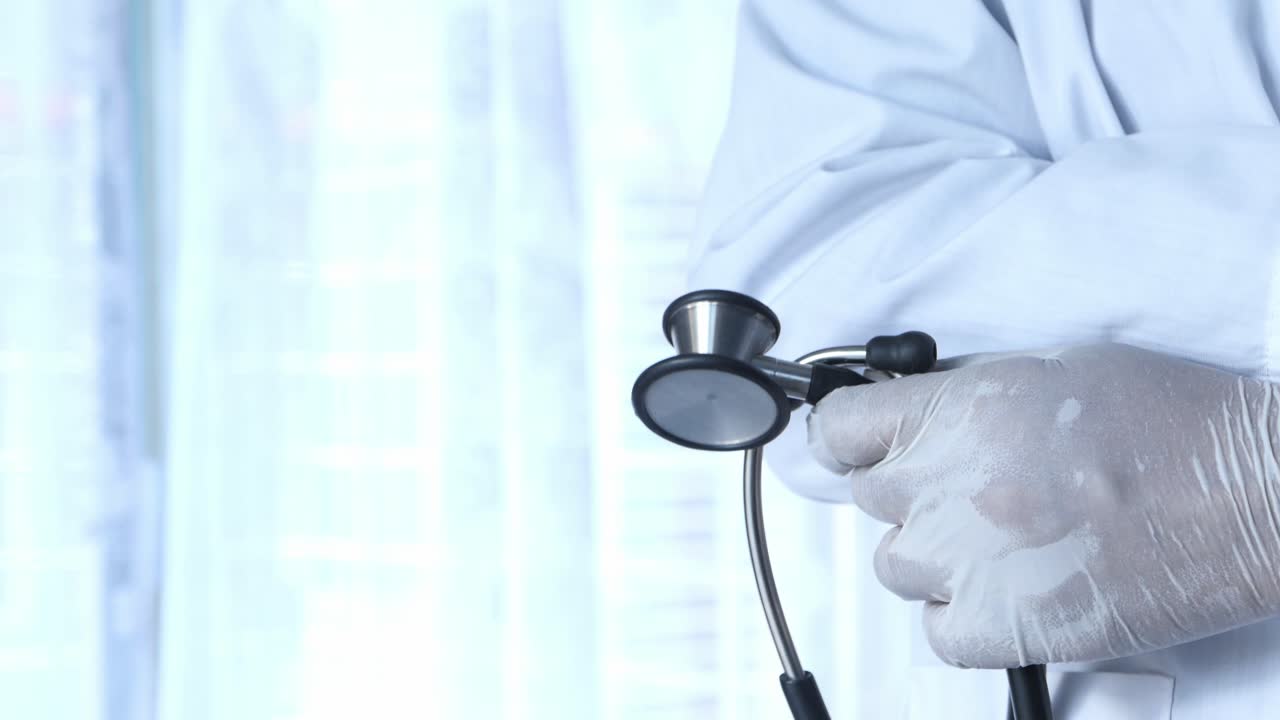 врач осматривает пациента с помощью стетоскопа