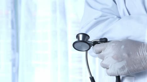 médico examinando um paciente com um estetoscópio