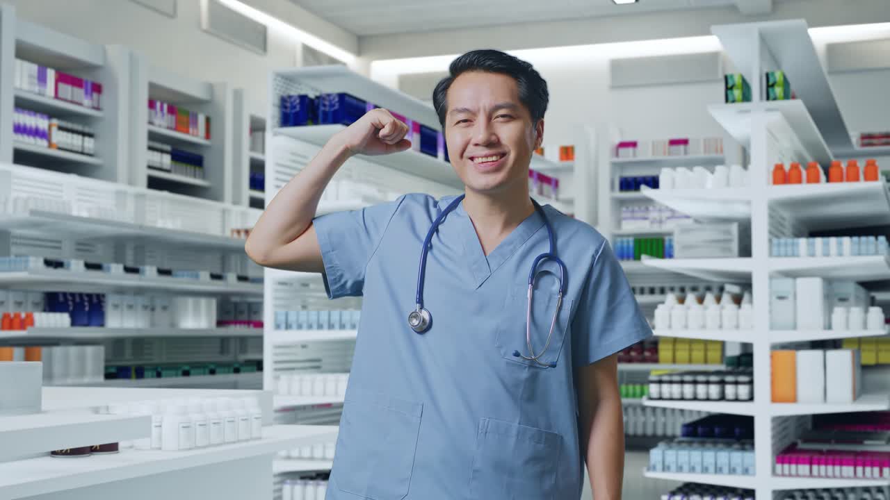 스테토스코프를 가진 아시아 남성 의사 미소와 약국에서 근육을 구부리는